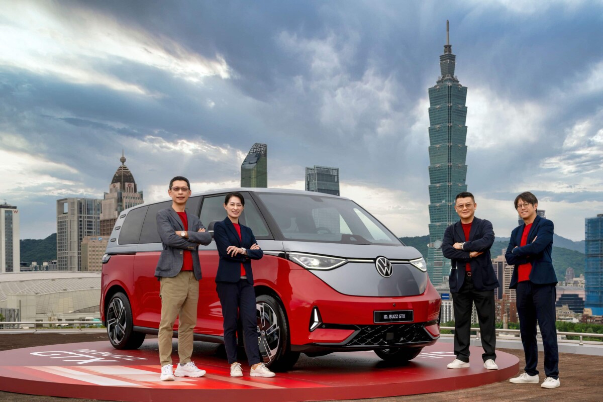 ▲台灣福斯商旅發表ID. Buzz GTX 7人電旅車上市，(左至右)售後服務處長林黎烈、總裁巫詩棻、銷售處長陳顯隆、台灣福斯商旅行銷處長丁維翰活動合影
