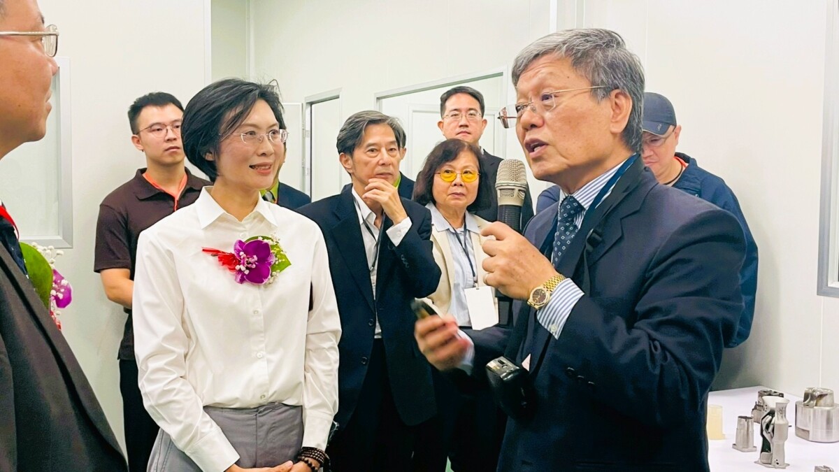 ▲國立臺灣海洋大學莊水旺教授於「臺灣模具研發暨試做中心—壓鑄場域」揭牌典禮中，向貴賓介紹中心設備特色與技術應用，現場互動熱烈。（記者 陳欣 攝）