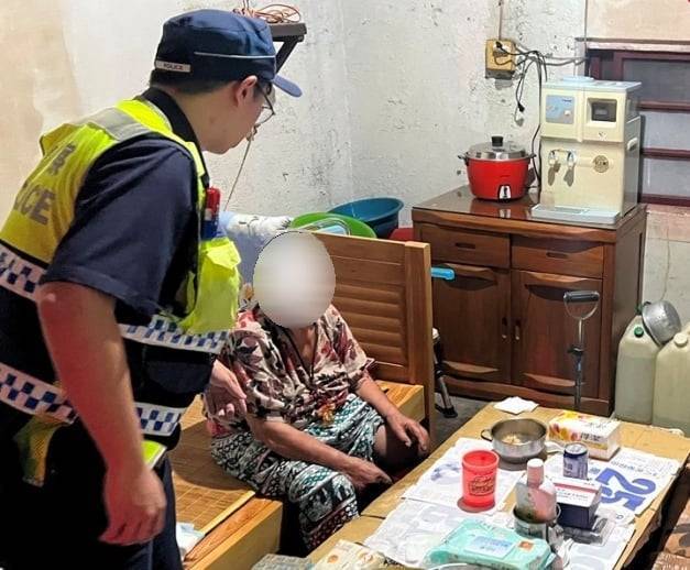▲一跤險釀禍！救援手環神助攻，虎警守護老婦安危。(記者劉春生攝)
