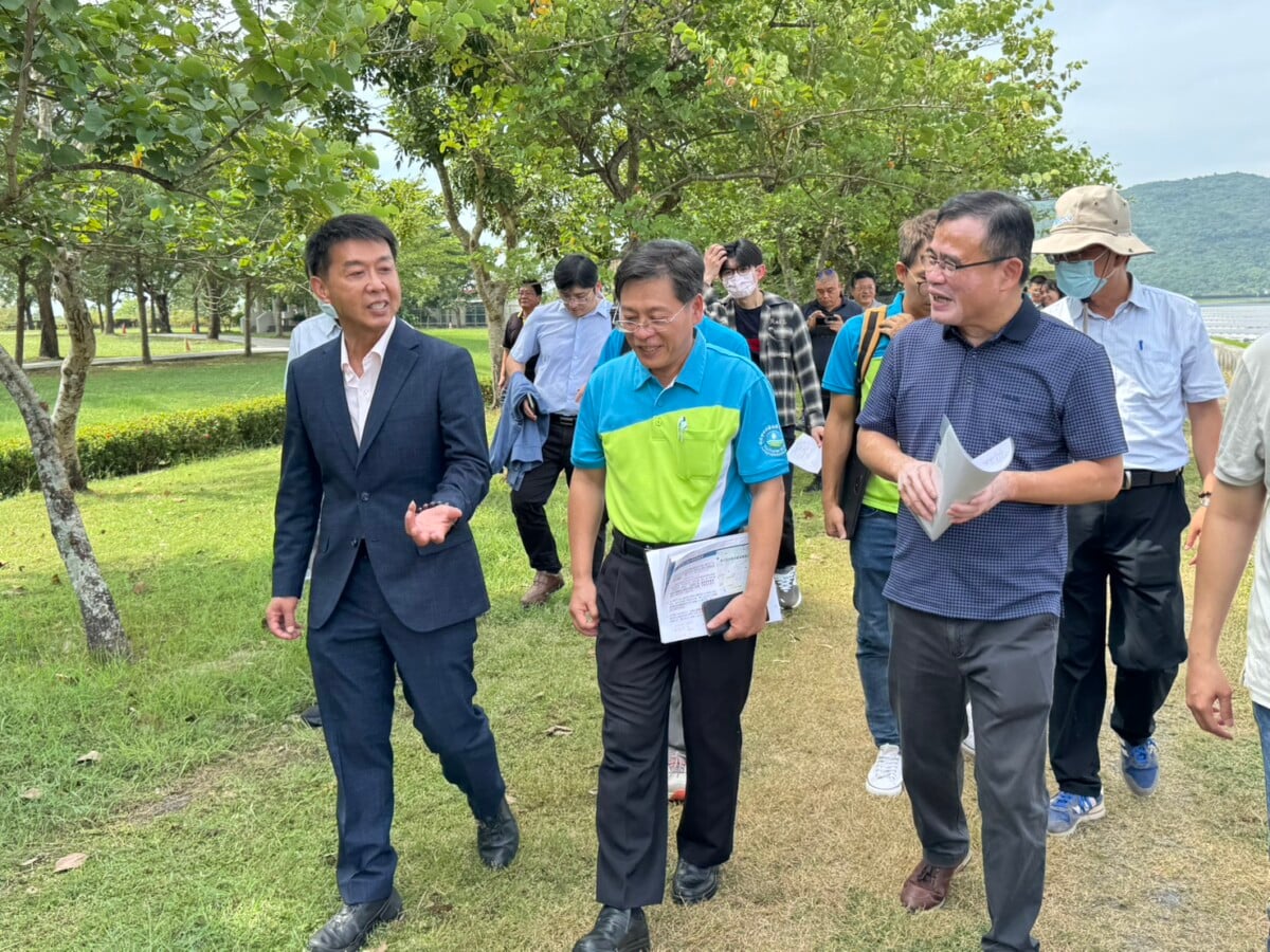 ▲水庫光電板引發關注，許智傑：水質檢測結果顯示用水安全無虞。