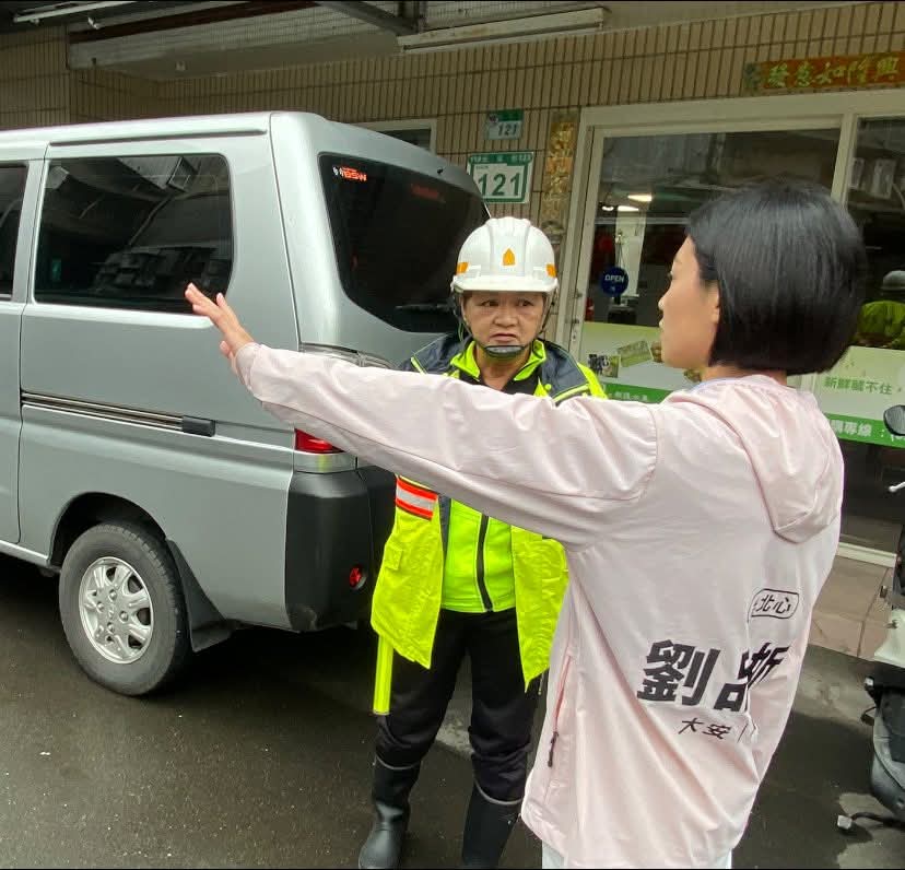 ▲劉品妡定期在地方穿梭巡視公共建設，日前與里長及工程單位密切討論安居街人行道改善進度。（圖／劉品妡臉書）