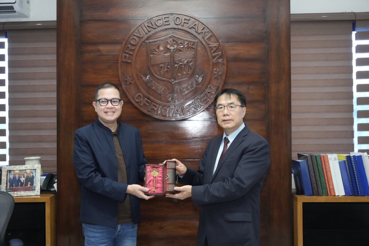 ▲黃偉哲市長致贈台南市鑰給米拉弗洛斯省長。