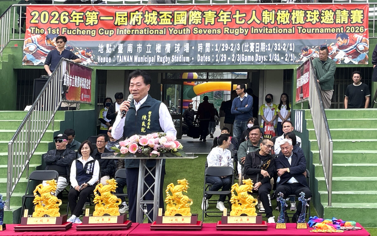 ▲體育局長陳良乾致詞,冠亞季軍龍型獎盃。(記者劉秋菊攝影)