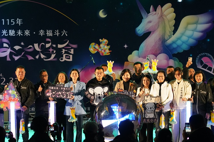 ▲115年斗六燈會」璀璨啟燈，「馳光之翼」照亮斗六新年夜空。（記者劉春生攝）