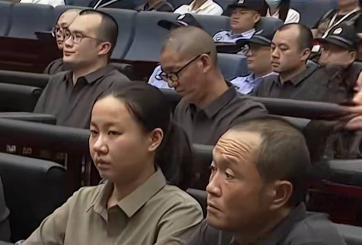 ▲緬北明家犯罪集團案11名罪犯被執行死刑前聆聽判決。