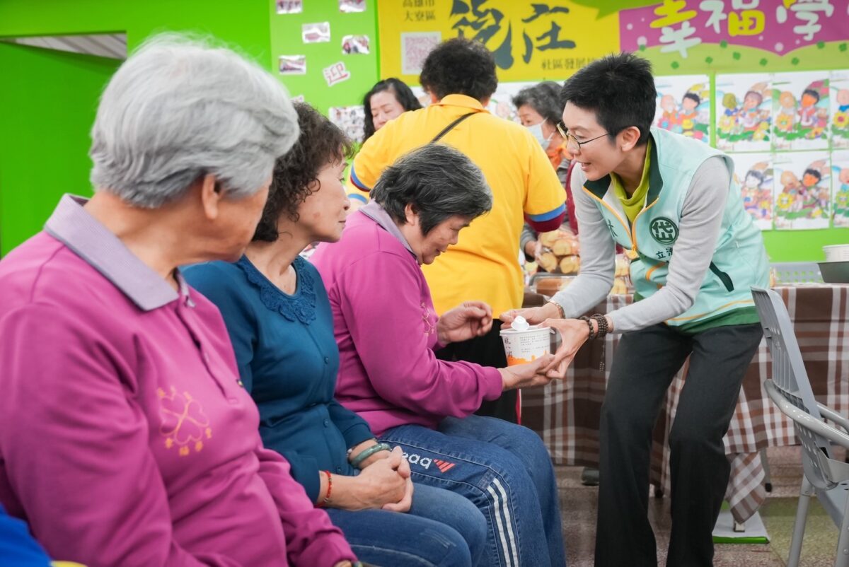 ▲林岱樺委員出席佛光山鳳山講堂法寶節活動中，暖心親自將臘八粥遞送給長者，傳遞佛法慈悲與節慶溫暖。