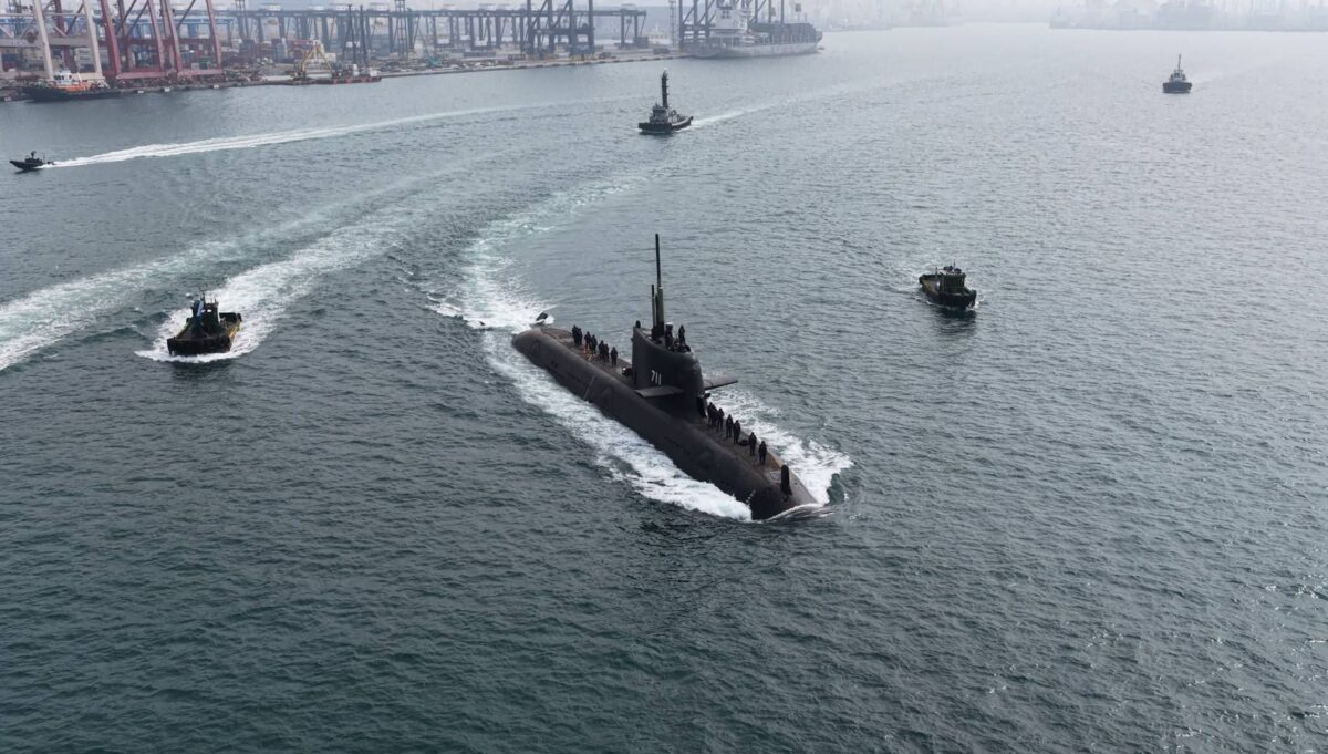 ▲邁向潛航里程碑，海鯤軍艦執行淺水潛航前置海試。
