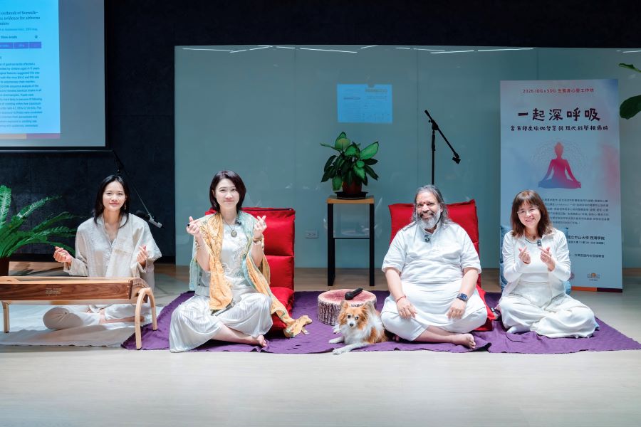 ▲瀧月堂主理人蔡斐任（左起）、中山大學兼氣膠科學研究中心主任王家蓁、印度瑜伽老師卡西吉與其翻譯。