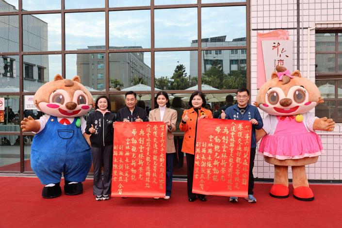 ▲斗六兩景點入列中央主要觀光遊憩據點，張麗善縣長貼紅榜祝賀，期許今年觀光人次破5000萬。（記者劉春生攝）