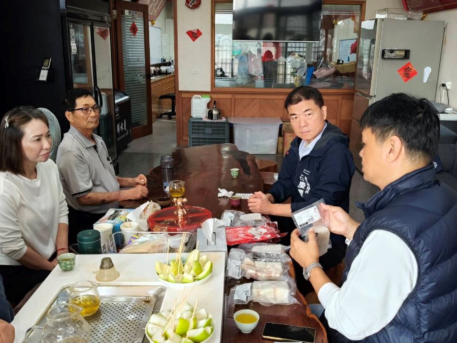 ▲ 海洋局局長石慶豐陪同沅享貿易有限公司拜會良鮮水產食品有限公司，進行現場交流與意見討論。