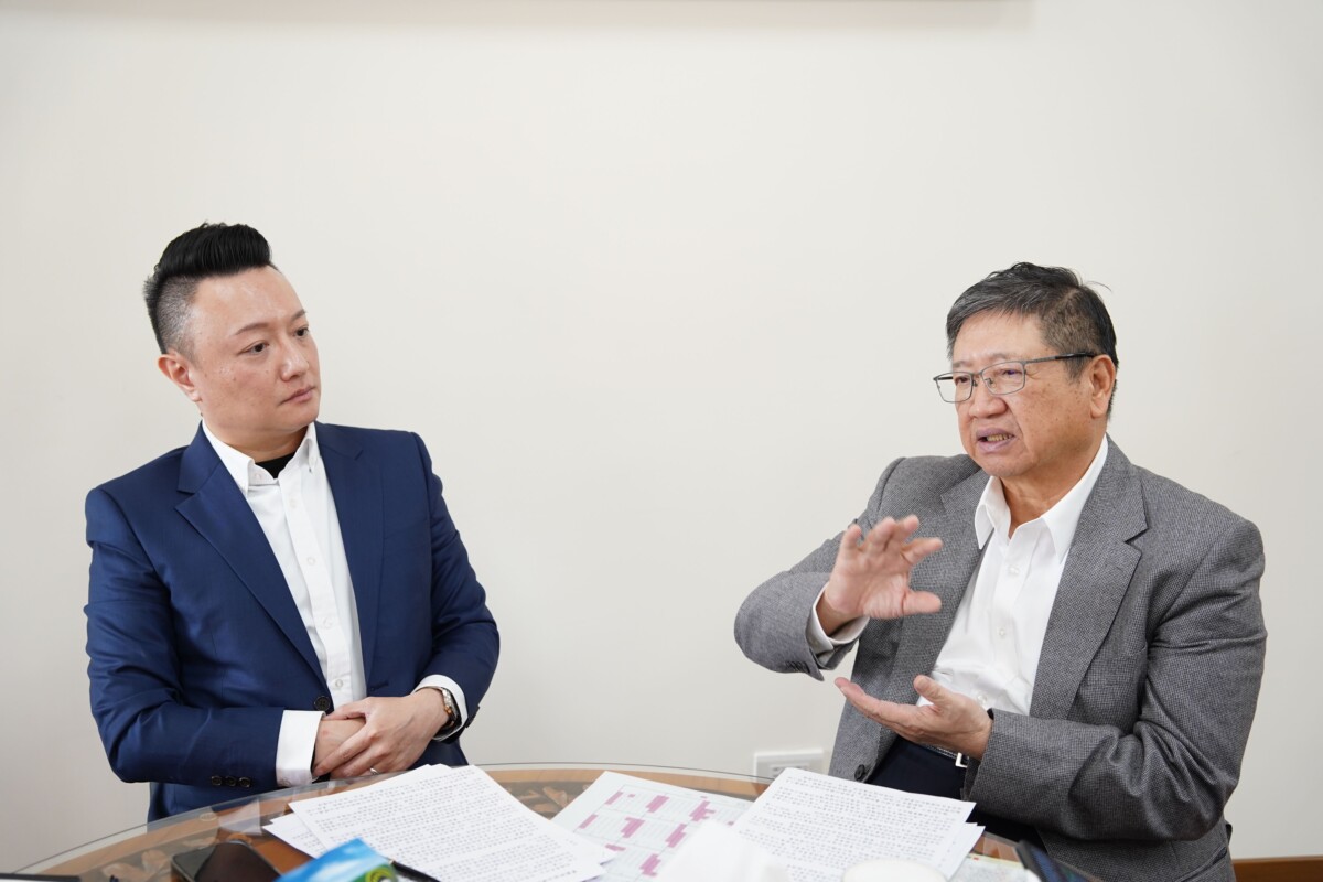 ▲新上任的數發處長劉奕帆向楊文科縣長說明「AI 縣民管家」計劃。
