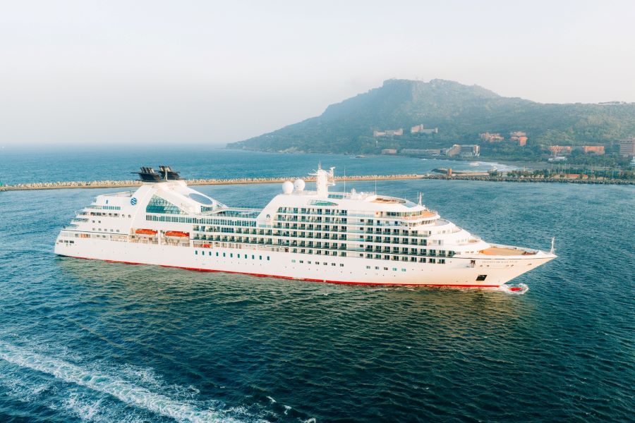 高雄港迎接今年首艘首航郵輪　由三井海洋郵輪富士號率先登場
