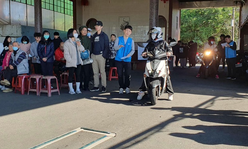 ▲考驗員向考生解說路試規則