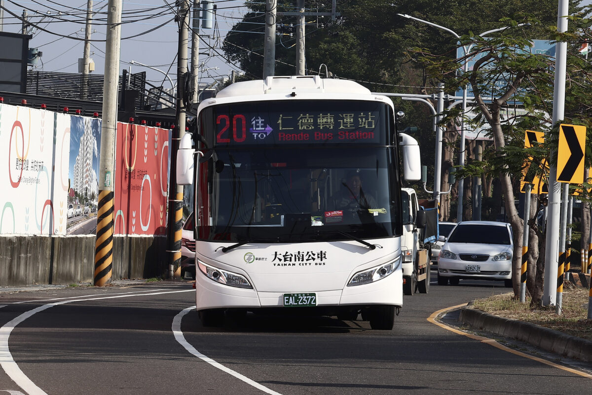 ▲台南市區客運路線15、20、77路,象徵台南公共運輸「馬力全開、一路向前」,為市民帶來更舒適、且低碳的乘車新體驗,也讓日常通行多了一個更環保的選項。