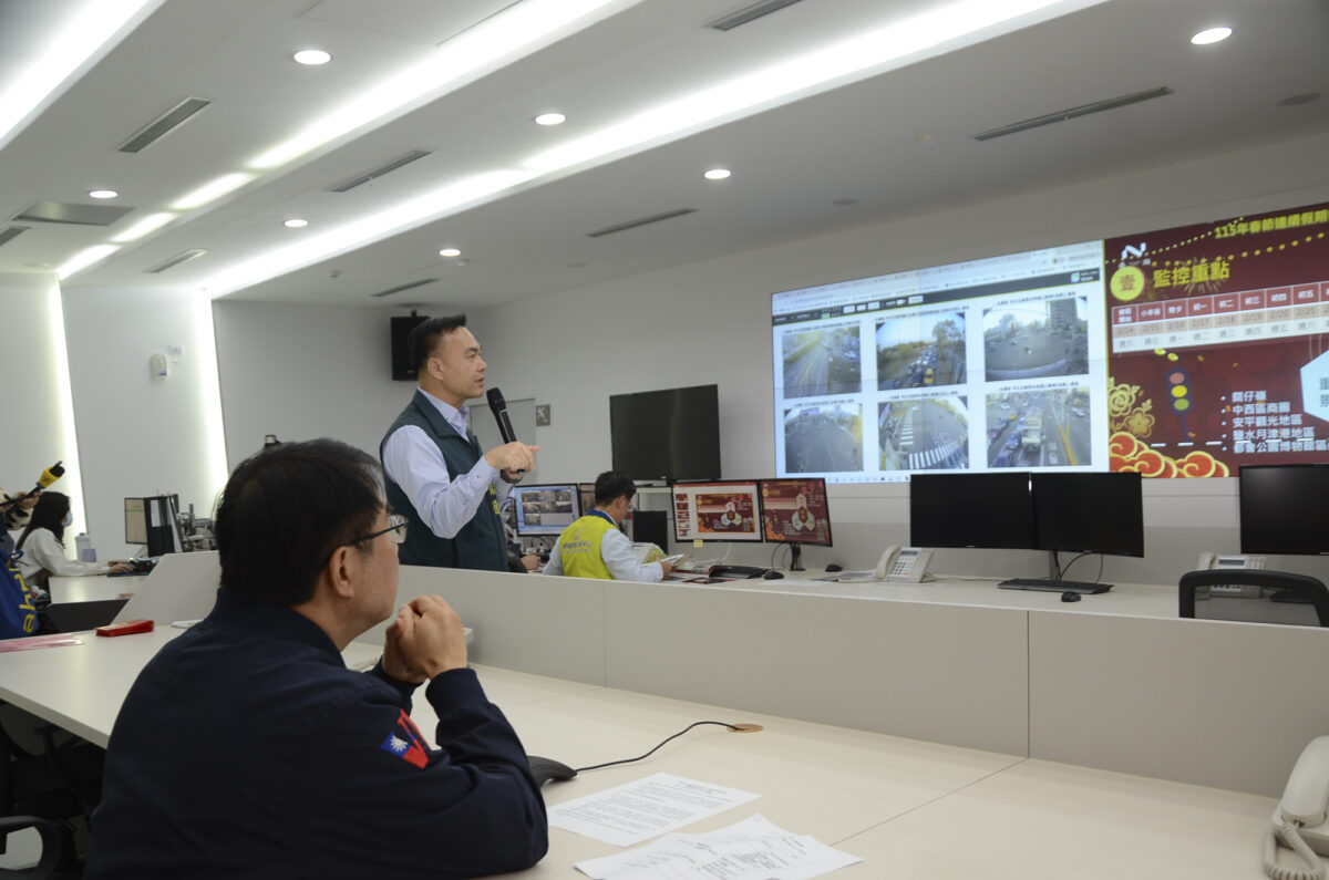 ▲市長黃偉哲於今(13)日前往大台南智慧交通中心瞭解交通狀況及整備情形,並慰勉春節執勤人員的辛勞。