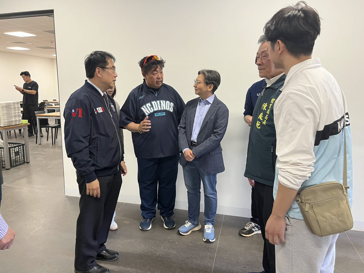 ▲市長至亞太成棒主球場訪視NC恐龍棒球隊，由NC恐龍團長林仙南親自接待。