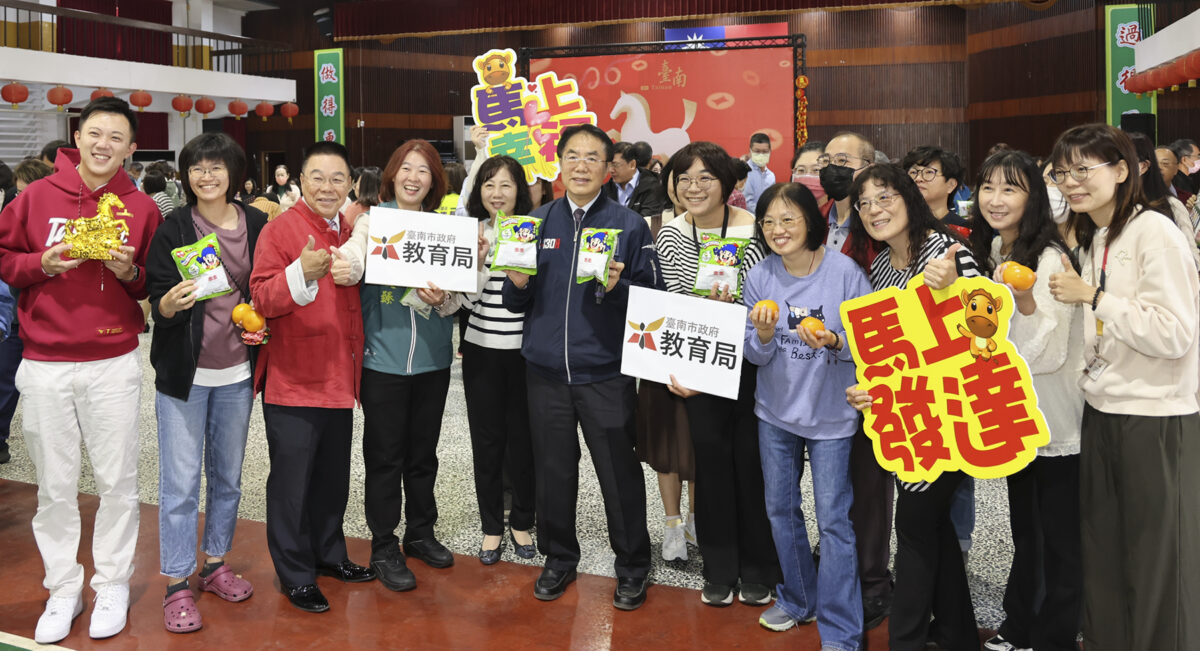 ▲南市府新春團拜活動,各局處爭相與市長黃偉哲合影。