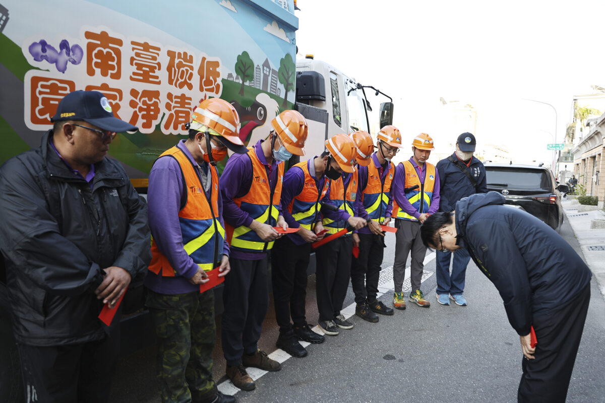 ▲市長黃偉哲今(10)日下午前往東區垃圾收運點向清潔隊員致意,慰勞感謝清潔隊員堅守崗位。