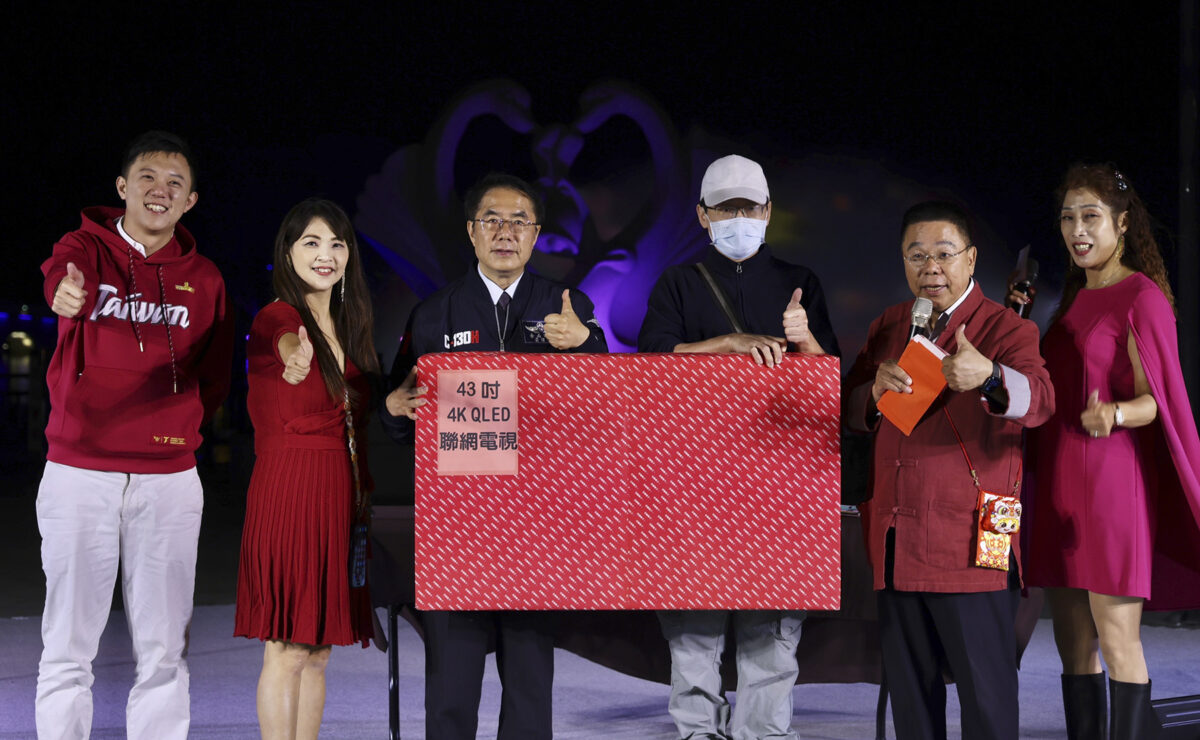▲台南波光節歌唱比賽今晚於新營天鵝湖登場,並舉辦抽獎活動,由黃市長抽出電視機頭獎。