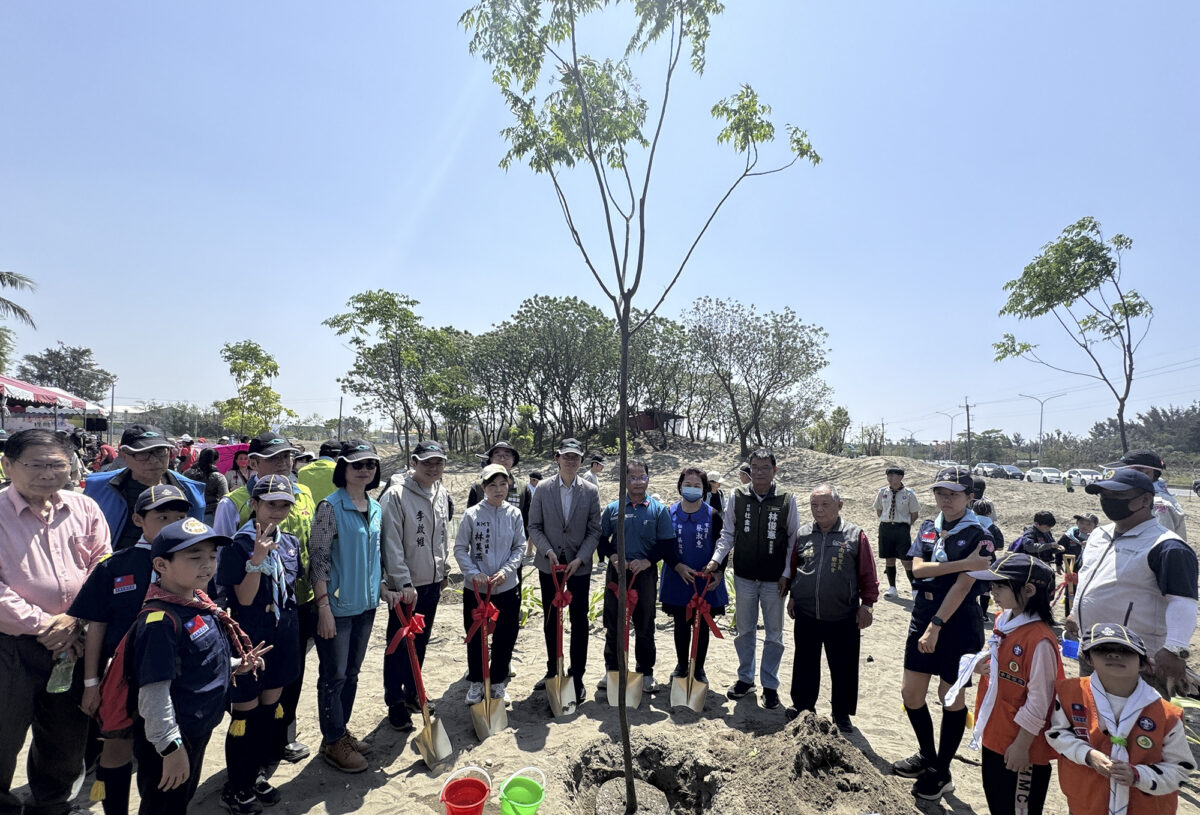 ▲市長黃偉哲表示，今年於柳營科技工業區暨環保園區增加植樹，能有效強化園區碳匯功能，展現市府執行淨零政策的行動。