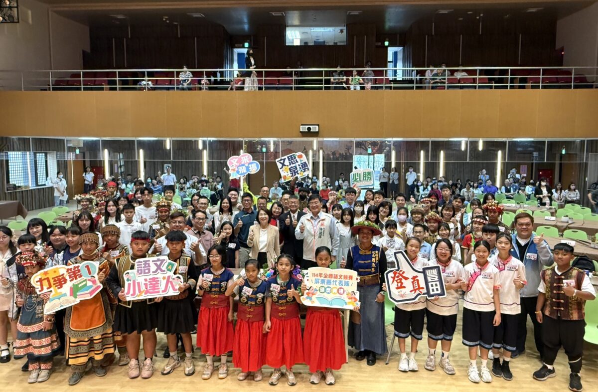 ▲屏東縣代表隊參加114年度全國語文競賽成績優異,周春米縣長頒獎表揚。
