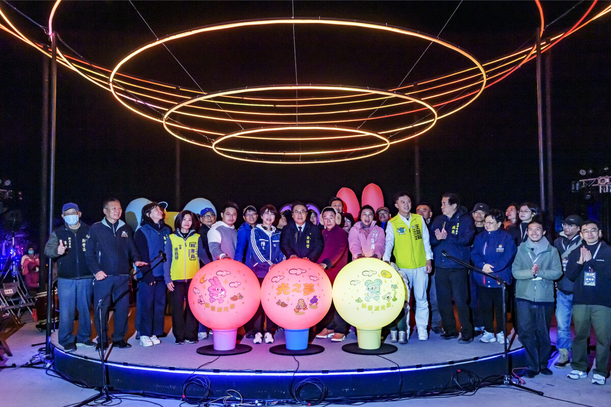 ▲市長黃偉哲與貴賓於《時空之序》主舞台前合影,共同為2026新營波光節揭開序幕,見證天鵝湖光影盛會正式啟動。(照片記者劉秋菊攝影)
