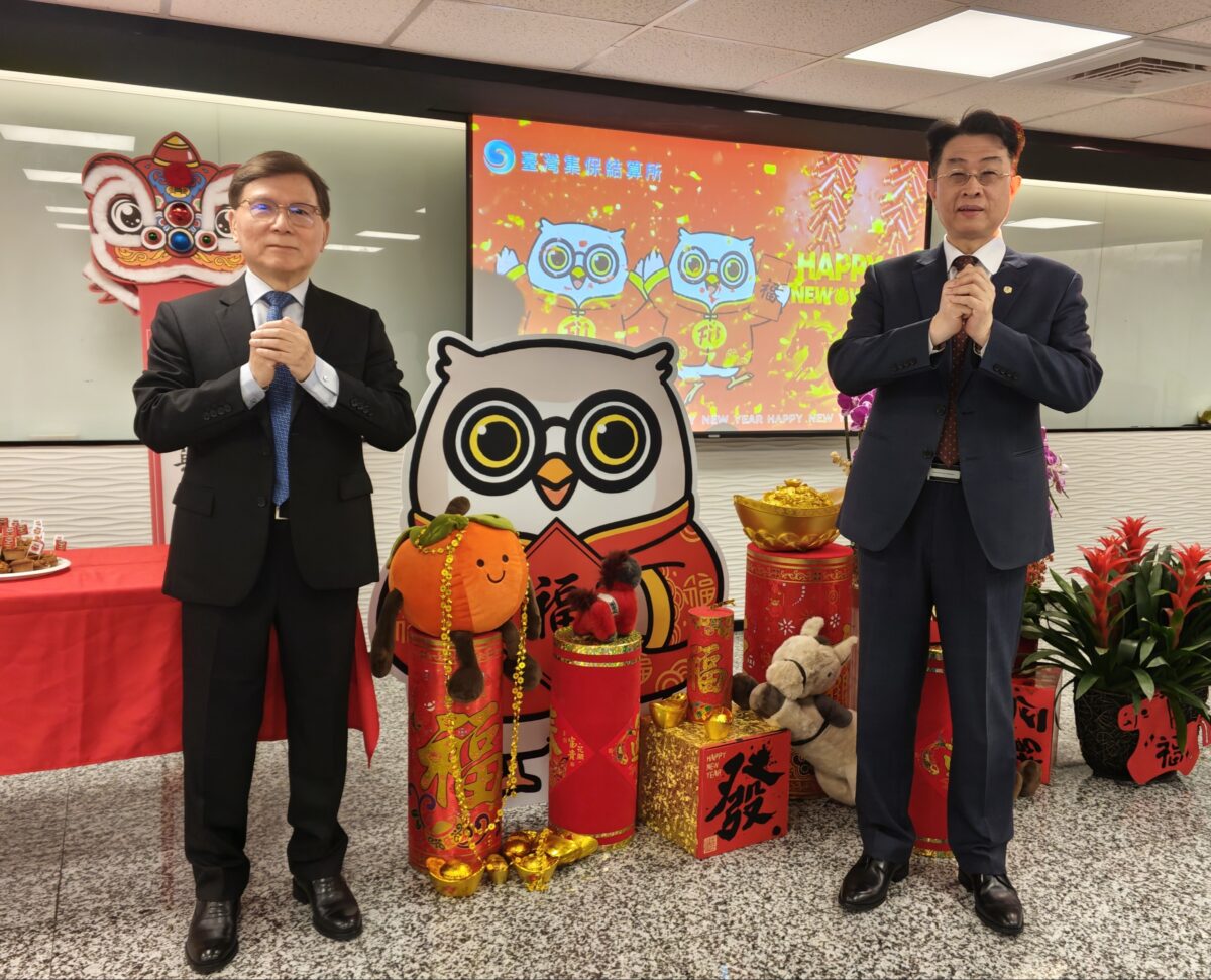 ▲集保新春團拜,董事長林丙輝(左)宣示以AI與數位化驅動金融後台再升級。
