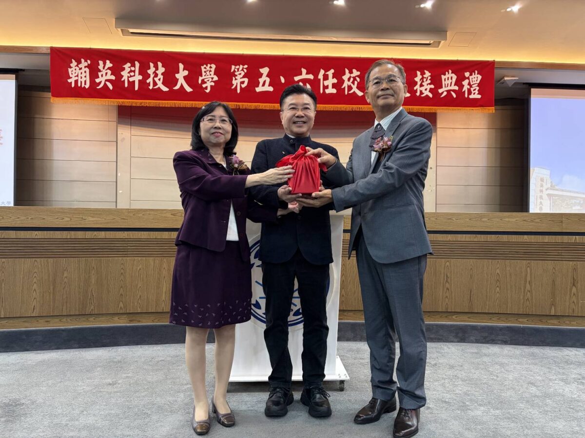 ▲林爵士(右)接任輔英科大校長,從張可立董事長(中)手中接任印信。
