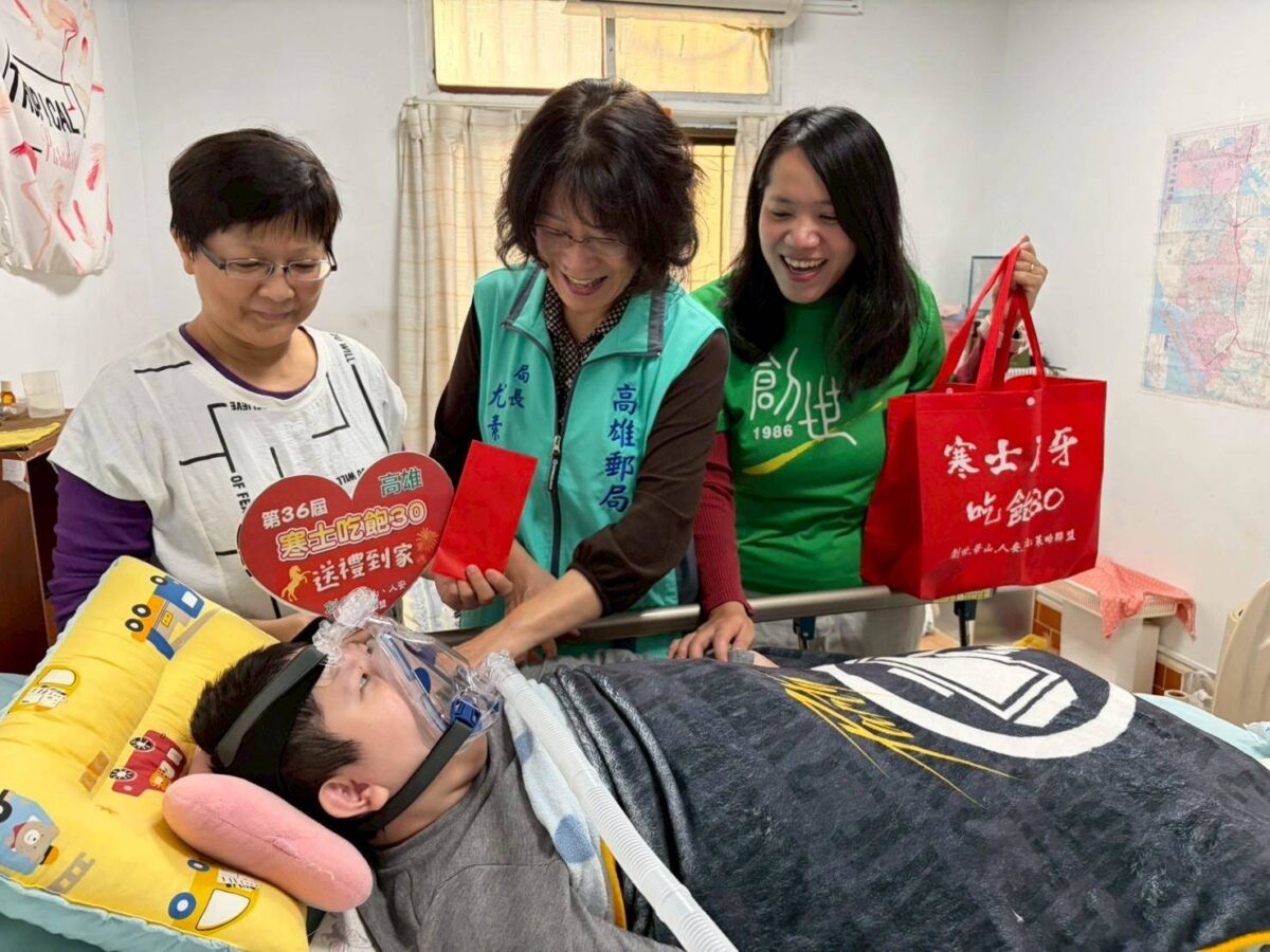 ▲高雄郵局局長尤素珍(左二)與同仁及創世基金會志工一同到宅關懷,親手送上年節物資與紅包,將「寒士吃飽30 送禮到家」的溫暖祝福傳遞到弱勢家庭,讓寒冬多一份支持與陪伴。