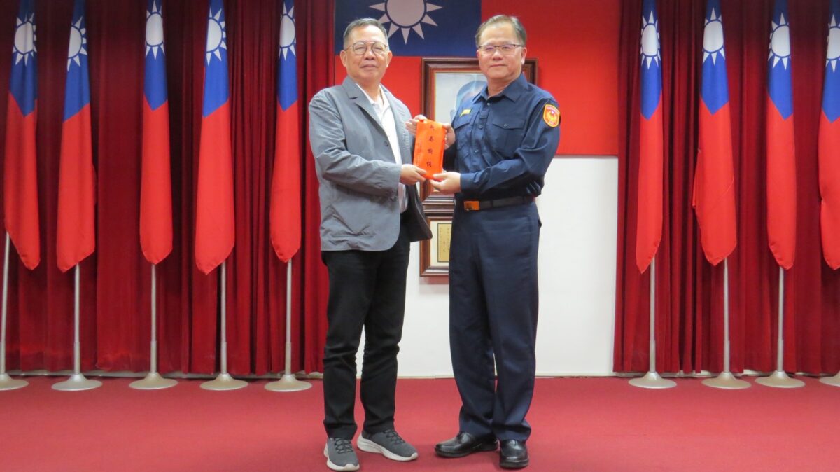 ▲高雄港警察之友會謝龍隱主任委員(左)、高雄港務警察總隊廖國政總隊長(右)。