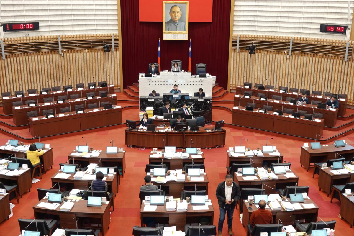 ▲階段任務完成、建設加速上路,康裕成敲槌審定115年總預算。