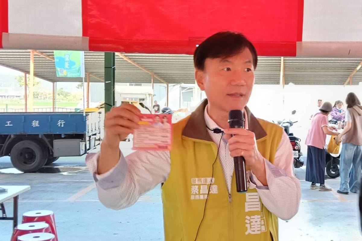 ▲中油石化免費送春聯活動現場，民進黨大寮、林園區議員參選人蔡昌達手持宣傳小物向鄉親說明理念，與民眾近距離互動交流，展現親民作風與深耕地方的服務熱忱。