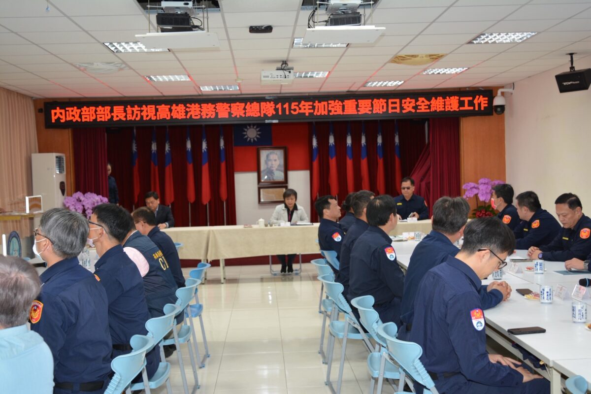 ▲春節港區不打烊!劉世芳南下視察高雄港警,慰勞堅守崗位警力。