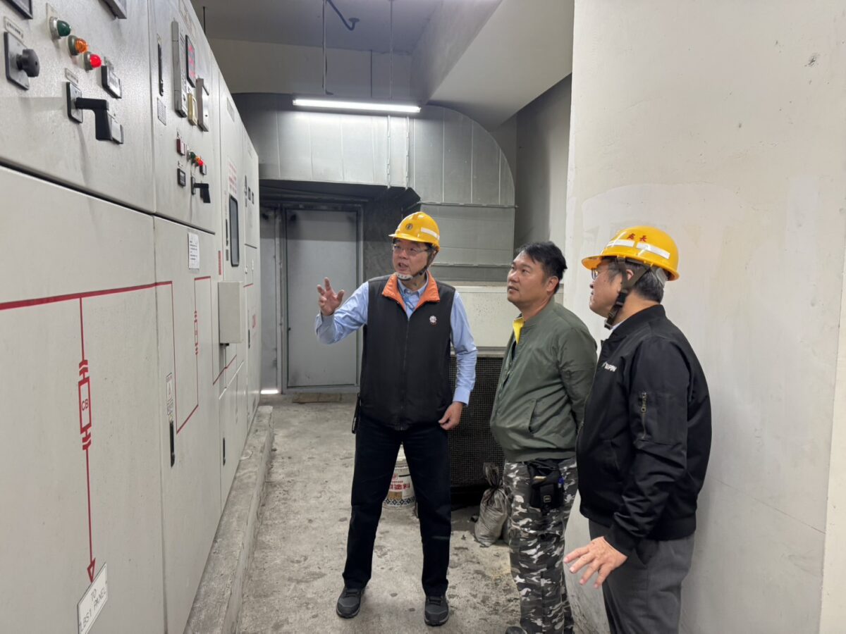 ▲台電屏東區處於台鐵屏東站啟動春節專案檢測,強化連假用電穩定。台電屏東區處處長仇忠銘(右)、台鐵屏東站機電顧問(中)及台電屏東區處吳俊德經理(左)現場檢測作業。
