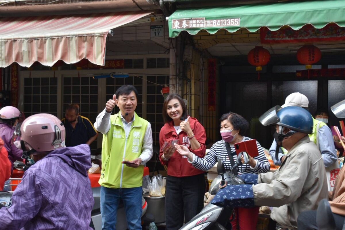 ▲邱議瑩現身市場陪同蔡昌達候選人掃街拜票，發送紅包、與民眾熱情互動，助陣拉抬基層聲勢。