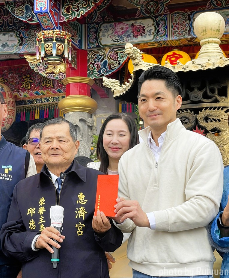 ▲蔣萬安走春至惠濟宮向鄉親拜年，並致贈新春紅包表達祝賀與感謝，由惠濟宮主任委員邱德旺代表領受合影。（記者陳欣攝）
