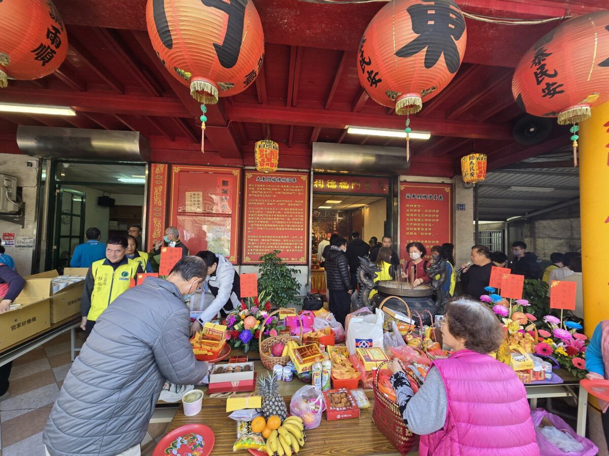 ▲今天2月3日逢農曆12月16日的「尾牙日」,位於彰化市「大東門福德祠」一早就有不少民眾祭拜土地公。(記者廖美雅拍攝)