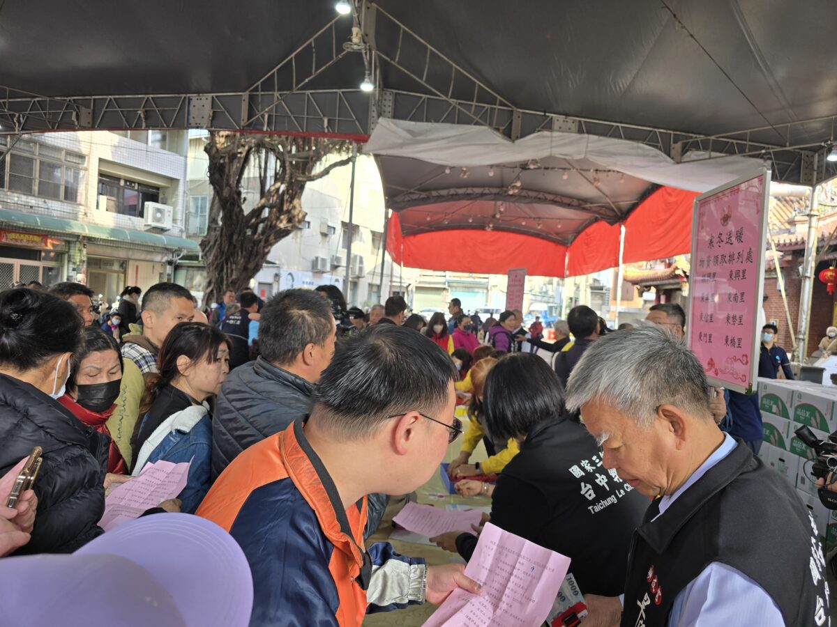 ▲台中樂成宮旱溪媽祖歲未寒冬送暖480戶弱勢家庭受惠。（記者廖美雅拍攝）