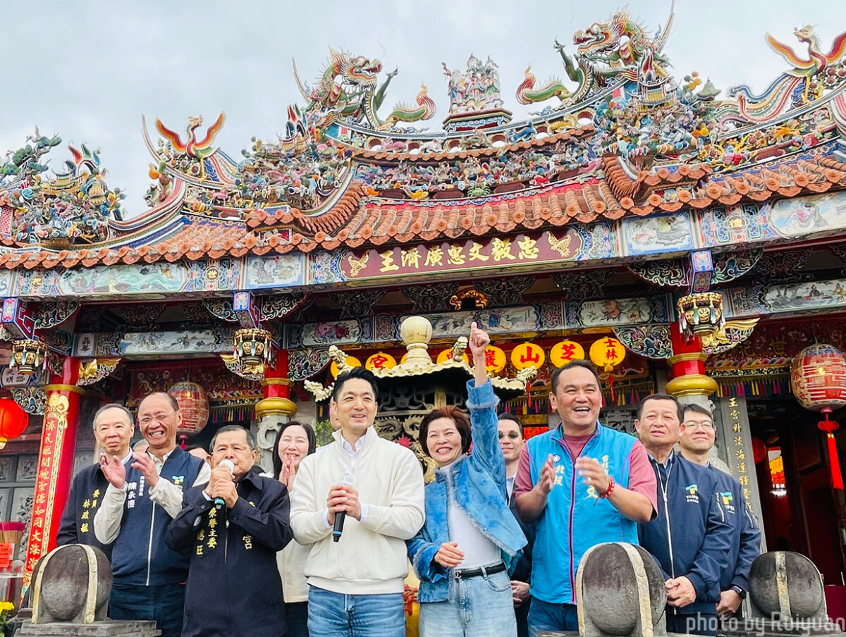 ▲惠濟宮主任委員邱德旺接續蔣萬安後致詞，分享地方建設與民眾期盼，並以「從從容容、游刃有餘」提醒大家做事要有節奏與餘裕，現場氣氛輕鬆、笑聲不斷。（記者陳欣攝）