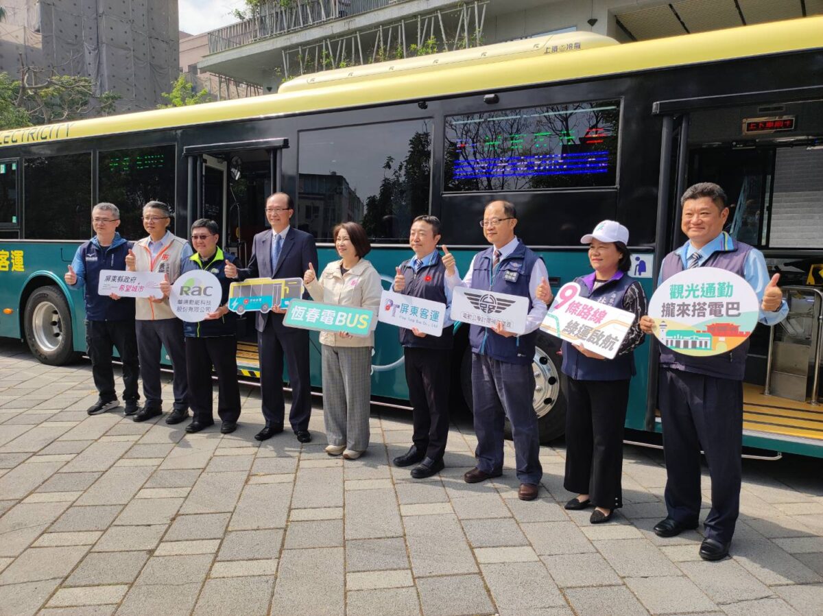 ▲屏東客運引進10輛電動公車2月4日起將投入恆春地區行駛,今(3)日於縣政府舉辦啟用記者會,建構屏東綠色運輸新里程。(圖/記者王靚慧攝)