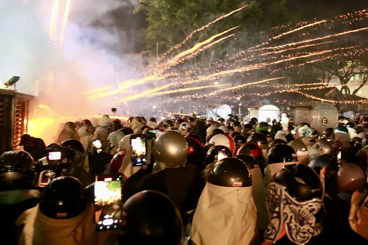 ▲民政局於市政會議專案報告鹽水蜂炮整備情形，並表示將落實主辦單位遵守「輔導鹽水蜂炮活動作業要點」。(鹽水蜂炮歷史照片)
