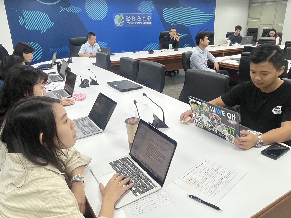 ▲蘇聖軒講師帶領學員,透過實機演練,傳授生成式AI與大數據分析技術,翻轉傳統廉政作業模式。