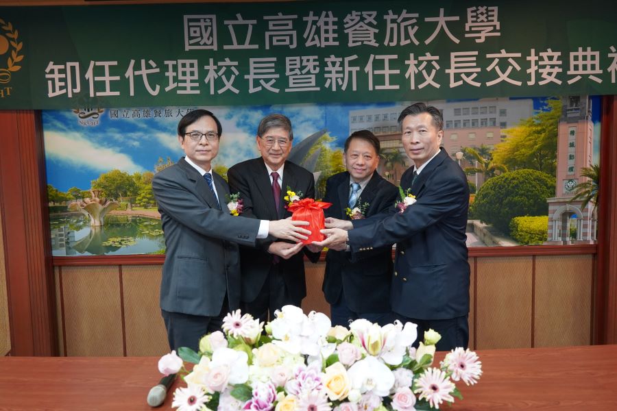 ▲高餐大前校長容繼業和陳敦基兩位博士見證下，方德隆校長從陳國泰代理校長手中接過印信。
