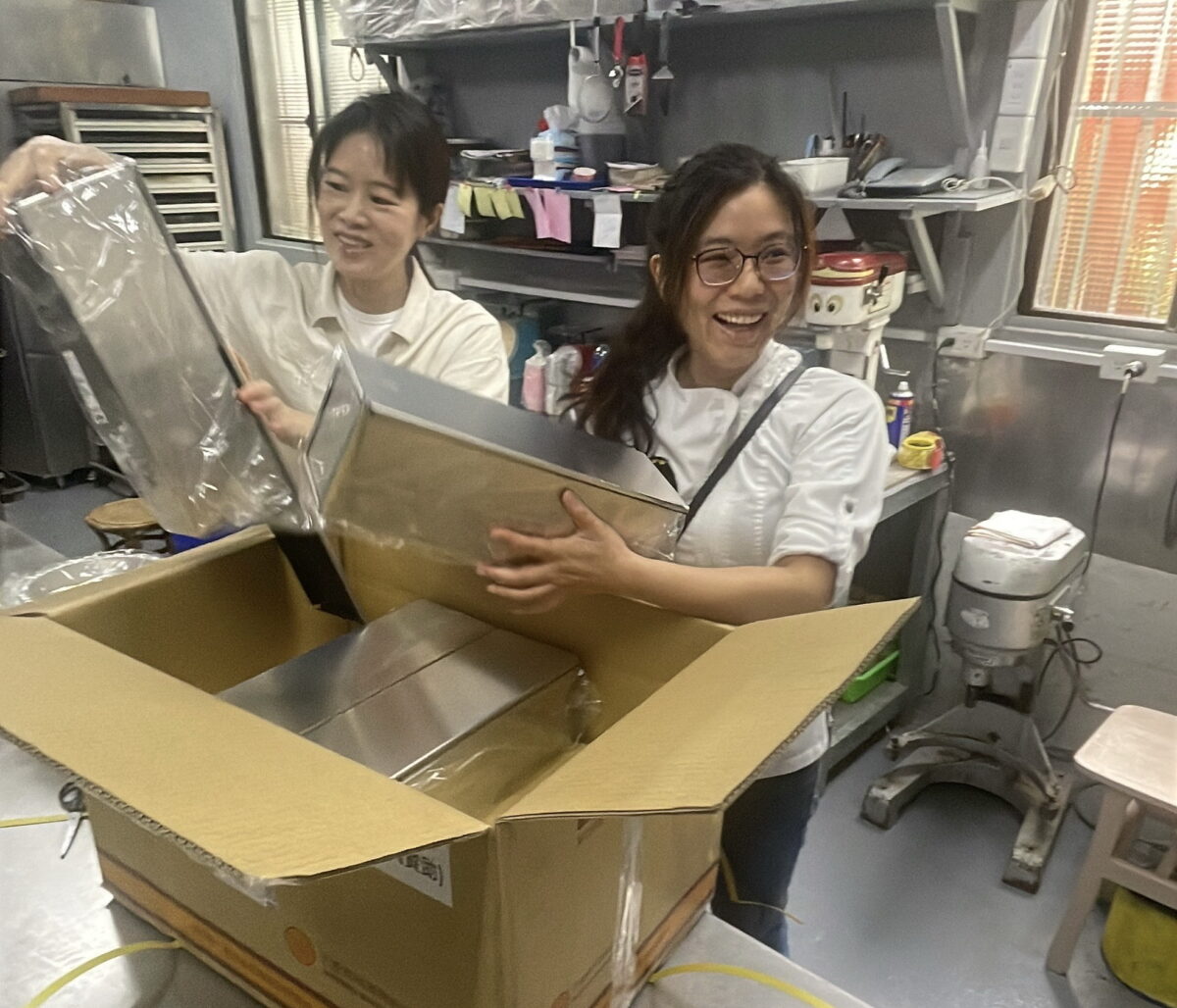 ▲魏可芬與慈美烘焙坊老闆娘雅婷一同開箱三能模具。