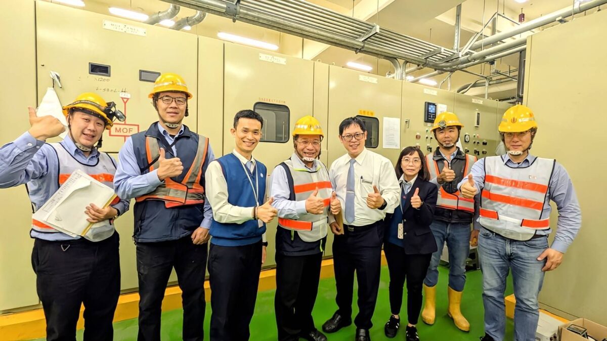 ▲台電台中區處一級主管率一線同仁至台中火車站盤點電力設備，確保春節期間供電穩定。台中火車站站長王河傑（右4）、台中區處處長顏錦義（右5）、台中台中火車站站務長王福祥（左3）。