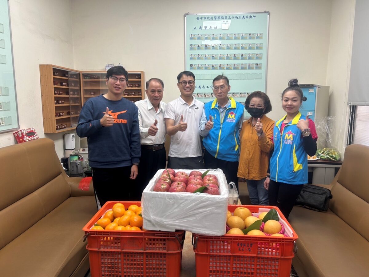 ▲臺中市南區在地忠孝夜市商圈及民意市場商圈委員會，每逢春節前夕皆以實際行動表達支持與祝福，成為警方最溫暖的後盾。