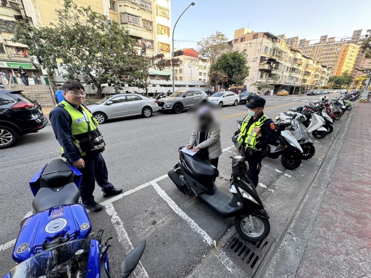 ▲員警隨即化身「護鈔使者」，一路護送老婦平安返家。