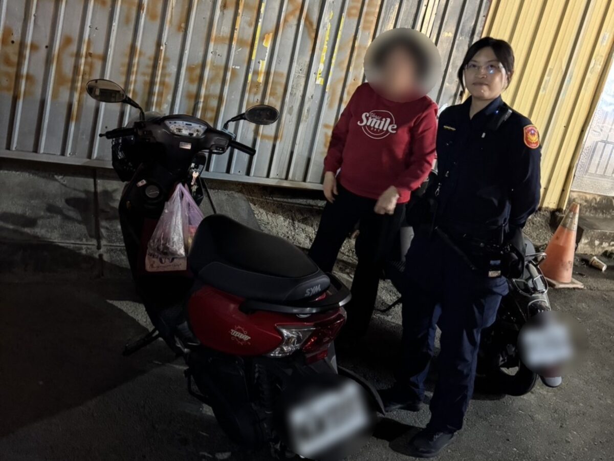 ▲婦人尋獲愛車頻頻道謝。