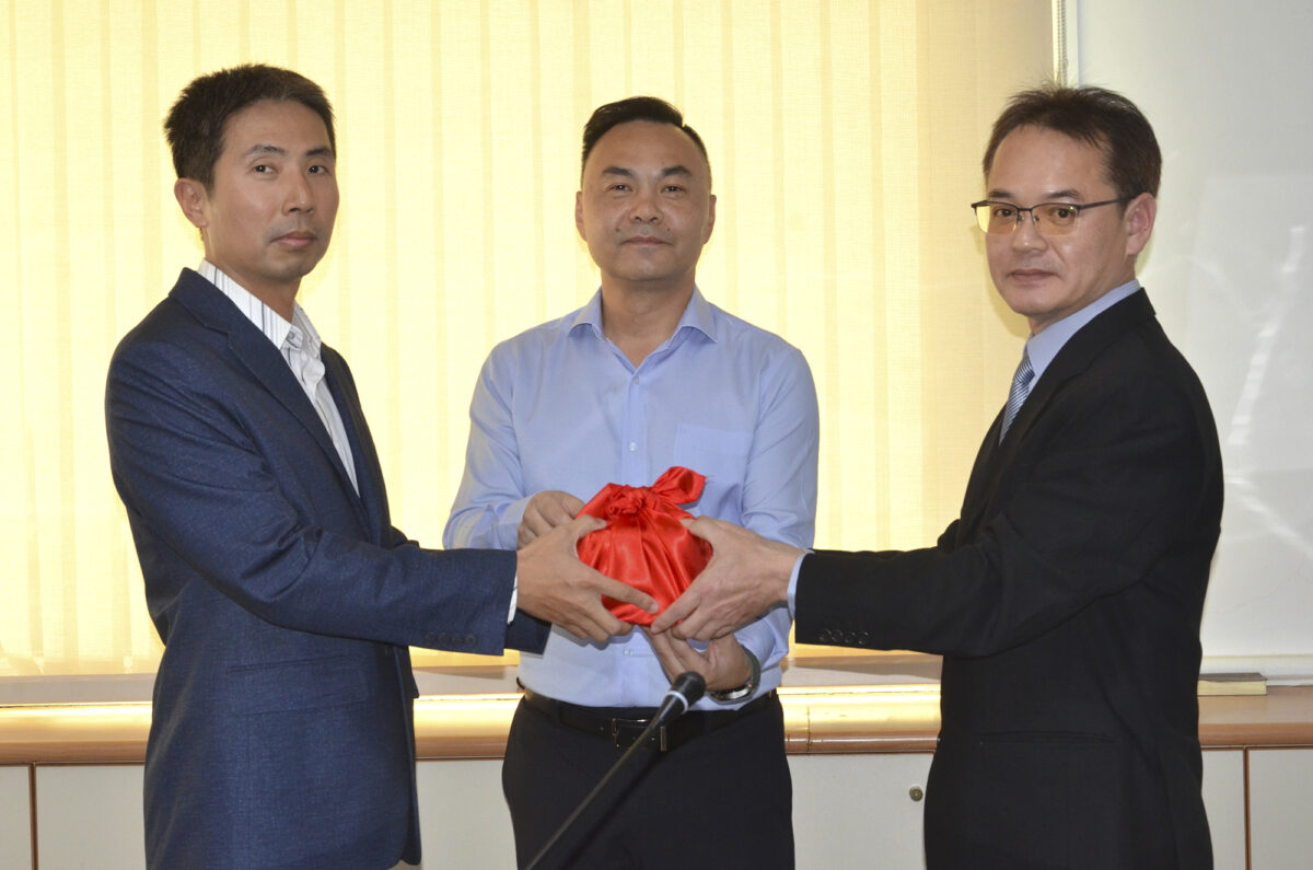 ▲由交通局局長王銘德監交「台南市捷運工程處」新任處長莊惠忠(右)及秘書盧彥璁(左)。