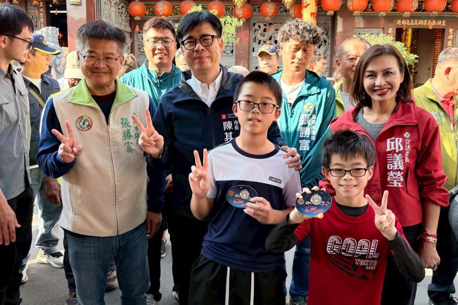 高雄市長陳其邁下午繼續到4間廟宇發送小紅包